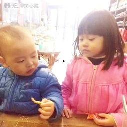 姐弟日常吃瓜,瓜田里的欢乐时光